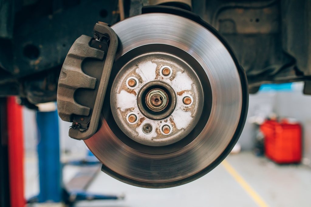 things-to-remember-when-buying-brake-pads-in-the-garage-with-carparts