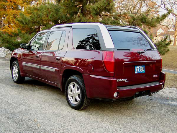 2004 gmc envoy left rear view