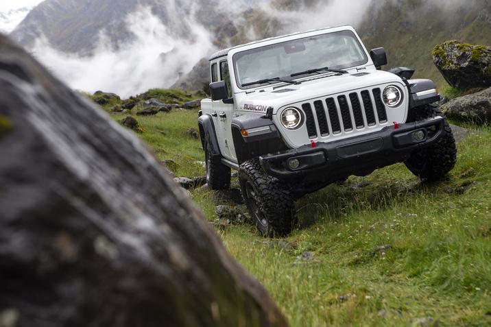 , Jeep Gladiator Bags 2020 North American Truck of the Year Plum