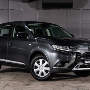 product shot of 2020 mitsubishi outlander 1