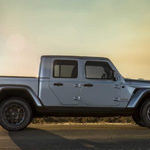 side shot of 2020 jeep gladiator