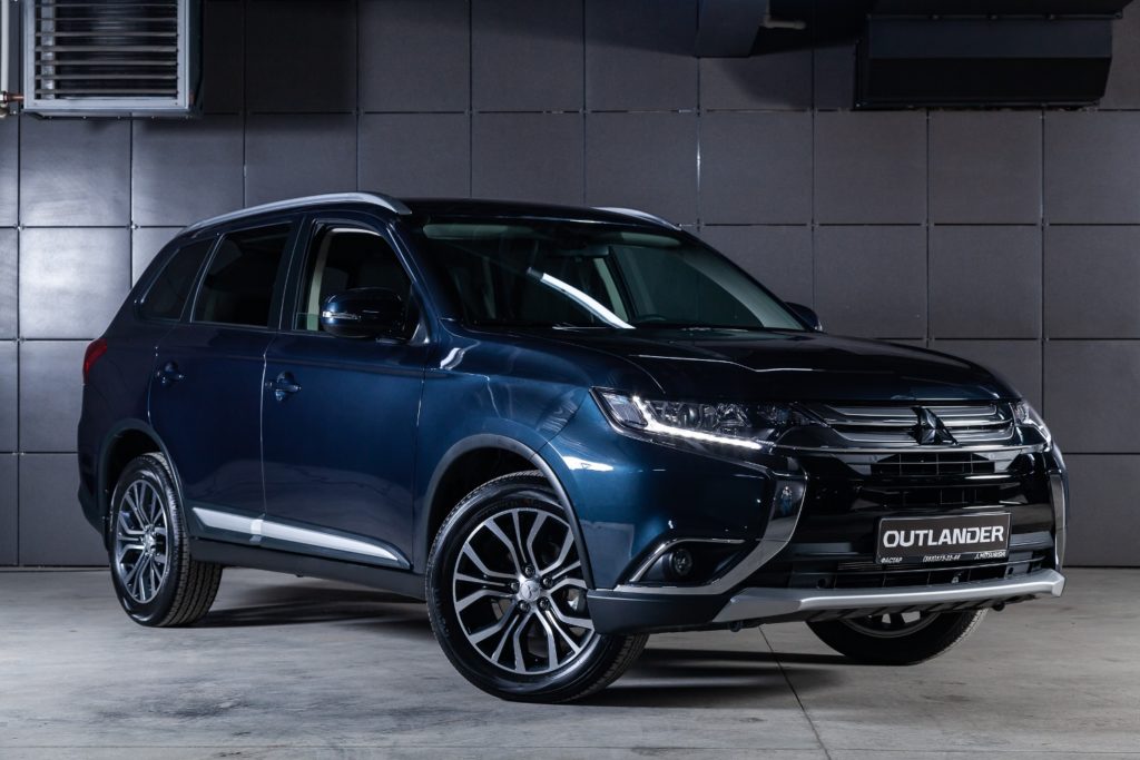 mitsubishi outlander on display