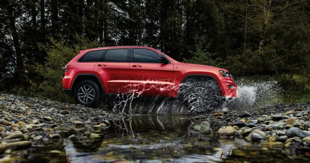 side shot of 2021 jeep grand cherokee