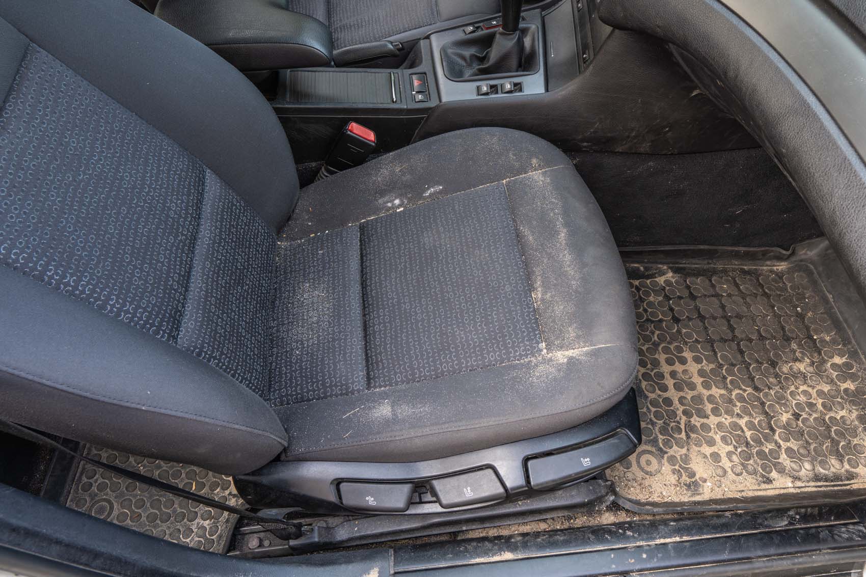 Reparación de autos dañados por agua cerca de mí - Car Interior Full Of SanD AnD Dry MuD