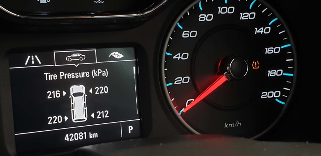 TPMS monitoring display on vehicle cluster