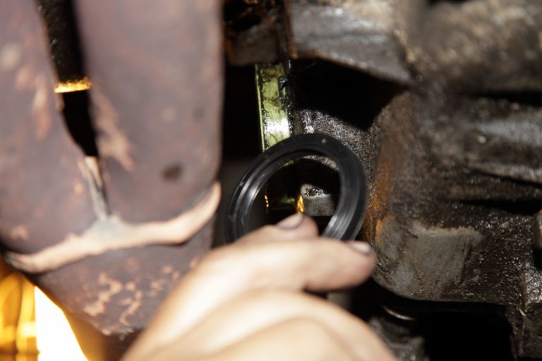 transmission-seal-leak-symptoms-plus-causes-of-failure-in-the-garage