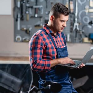 young man checks laptop for p0962 diagnostic trouble code guide