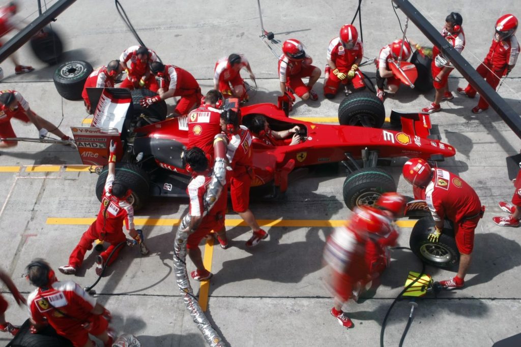 pit crew servicing an f1 race car