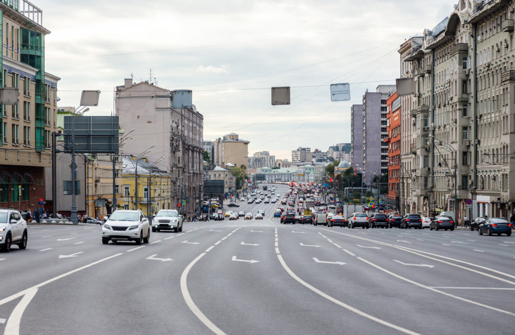 tips-when-driving-on-a-multilane-street-with-two-way-traffic-in-the