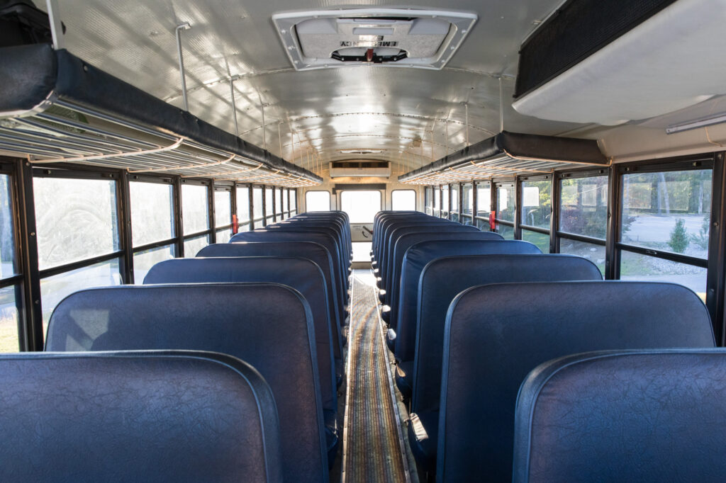 school bus with no seatbelts