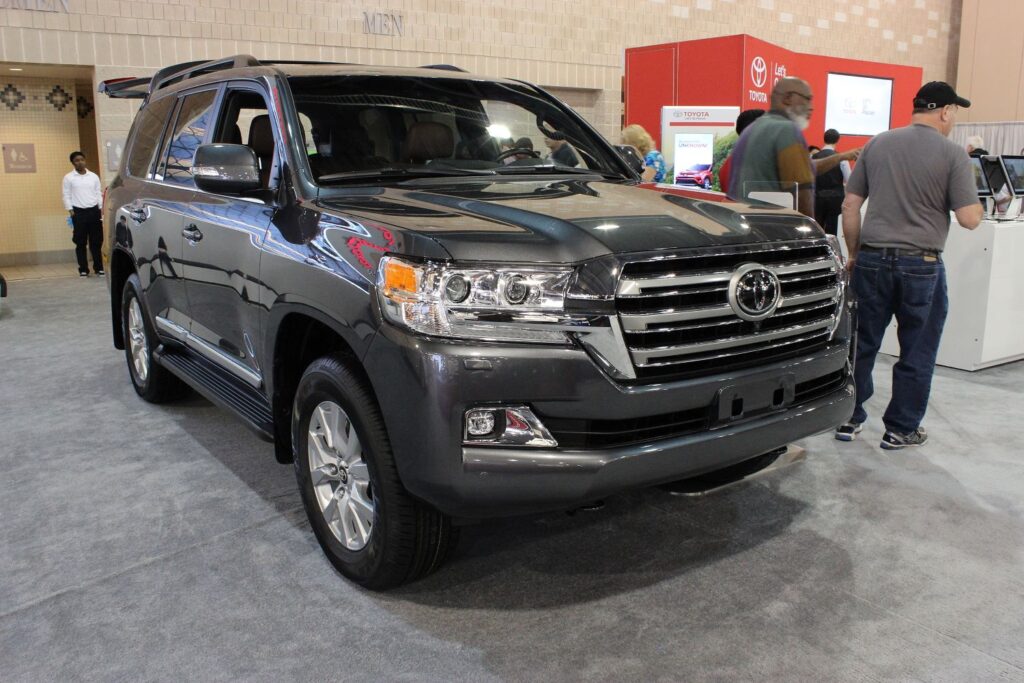 image of a 2016 uzj100 land cruiser