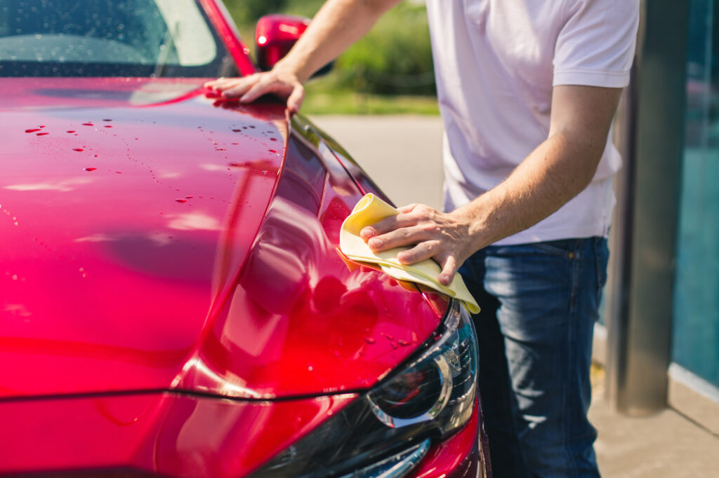 car detailing polishing red car