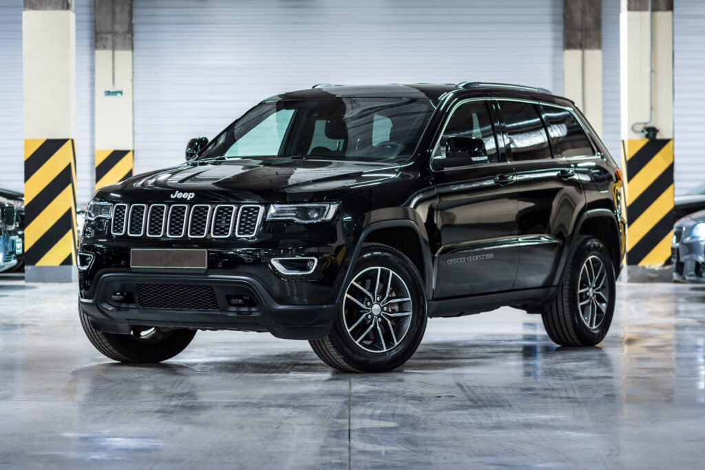 angelina jolie jeep grand cherokee