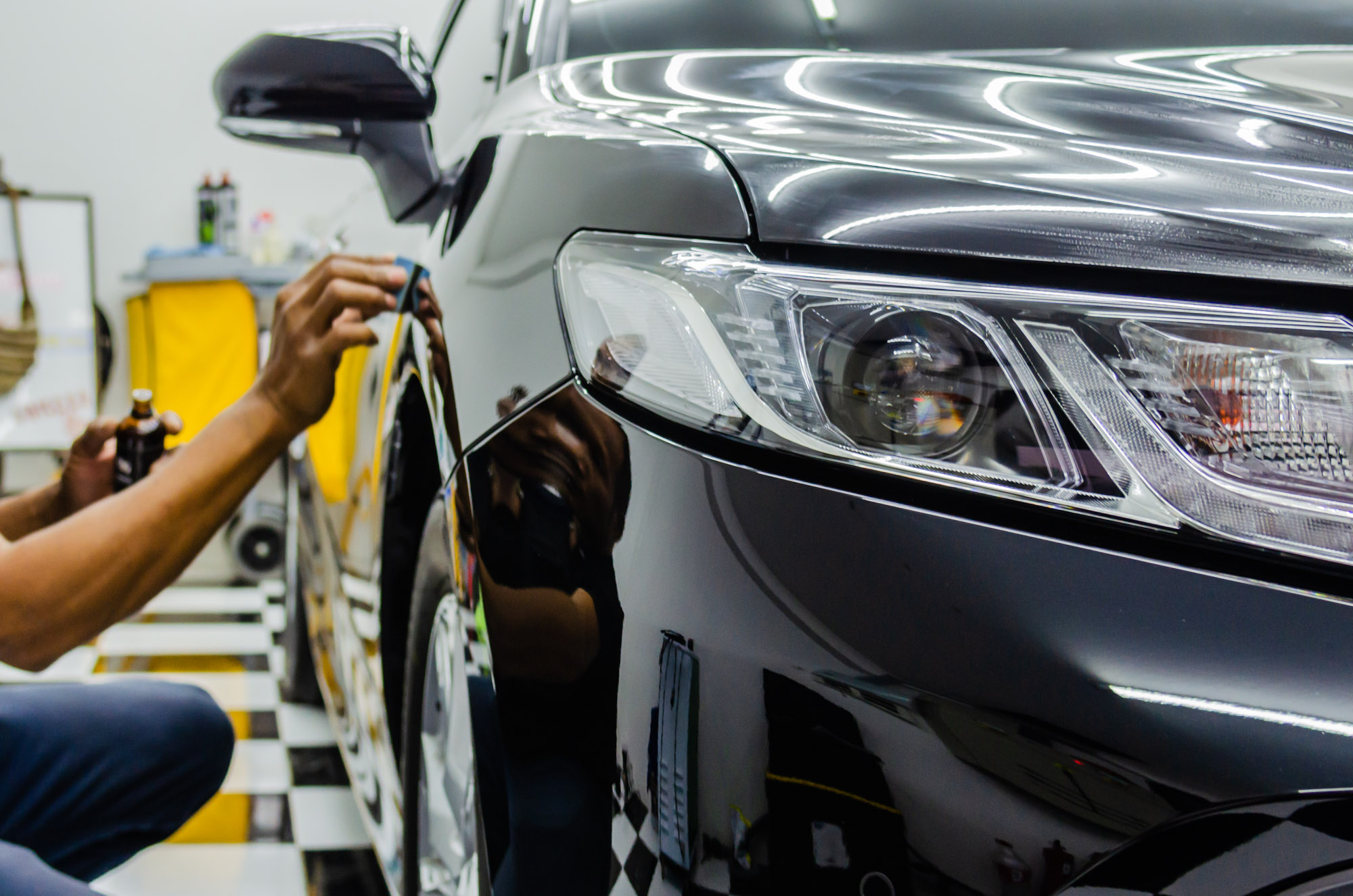 applying ceramic coating to avoid scratches and scuffs on car